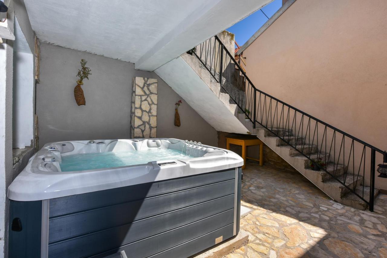 Apartment Loro With Jacuzzi Posedarje Exterior foto